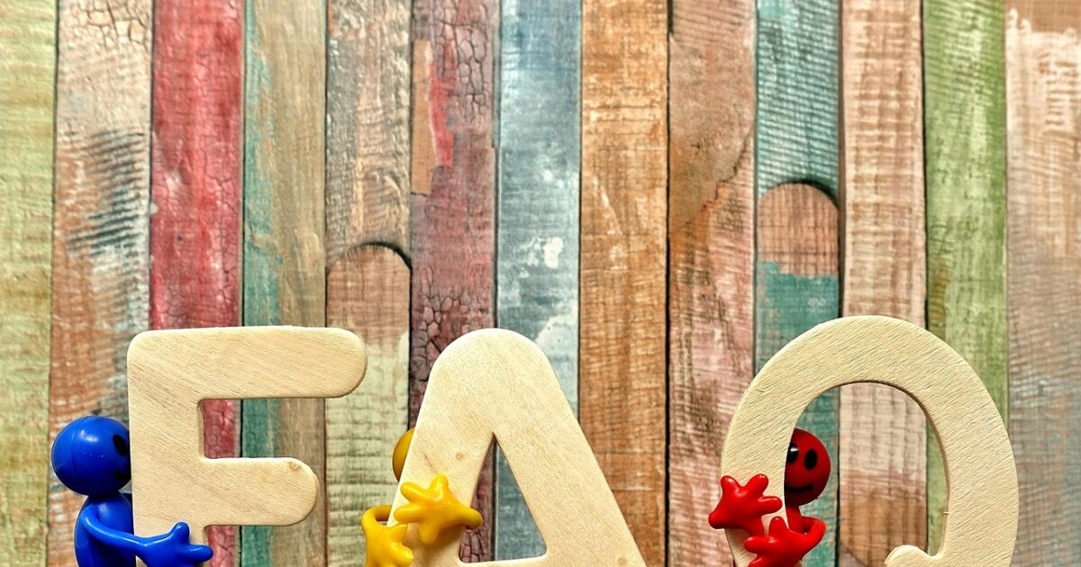 Lettres F, A et Q portées par de petits personnages en plastique