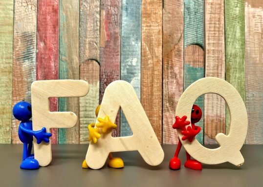 Lettres F, A et Q portées par de petits personnages en plastique