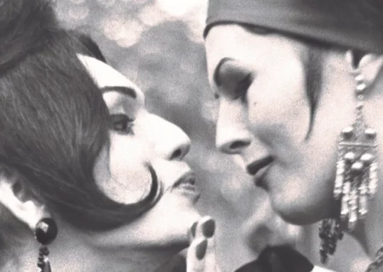 Image en noir et blanc, visages proches de deux femmes