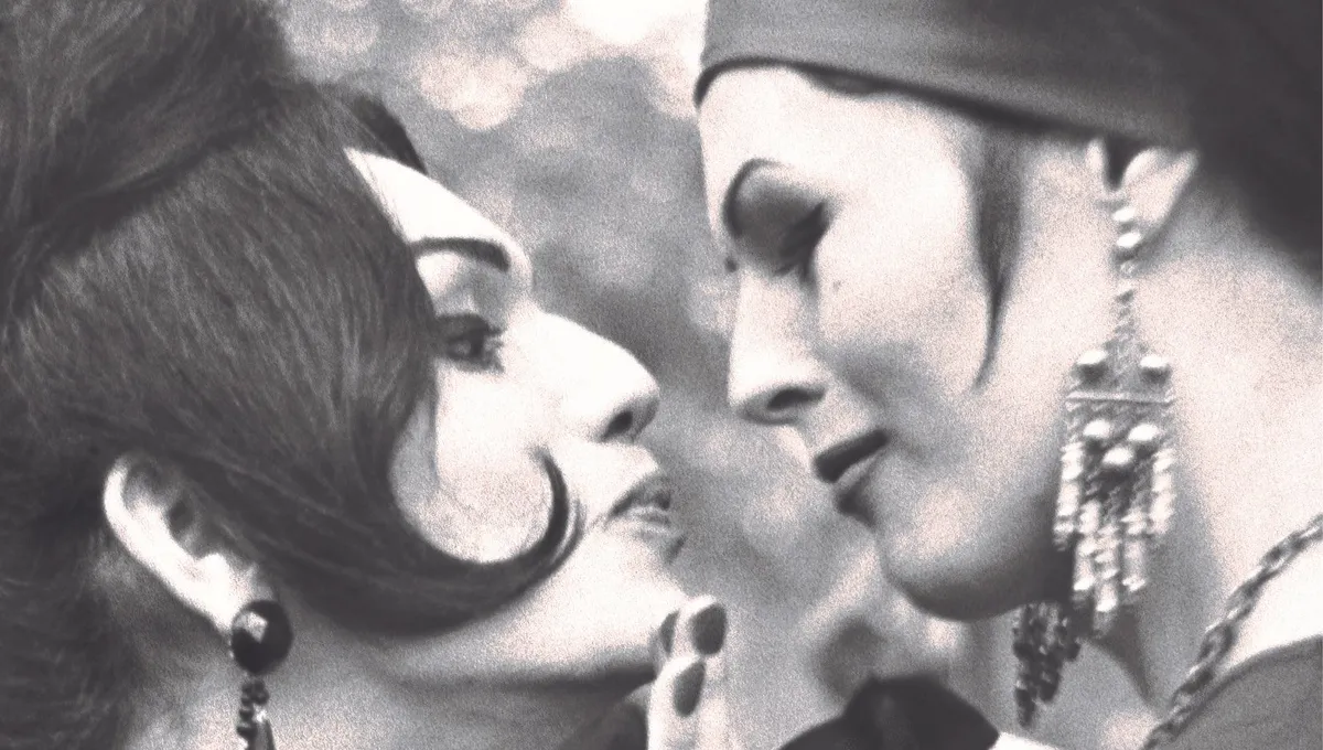 Image en noir et blanc, visages proches de deux femmes