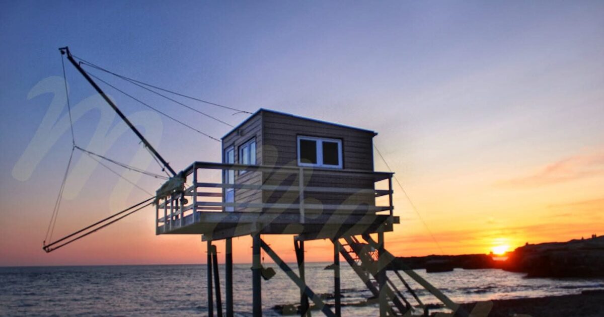 Cabane de pêcheur sur pilotis sur fond de coucher de soleil