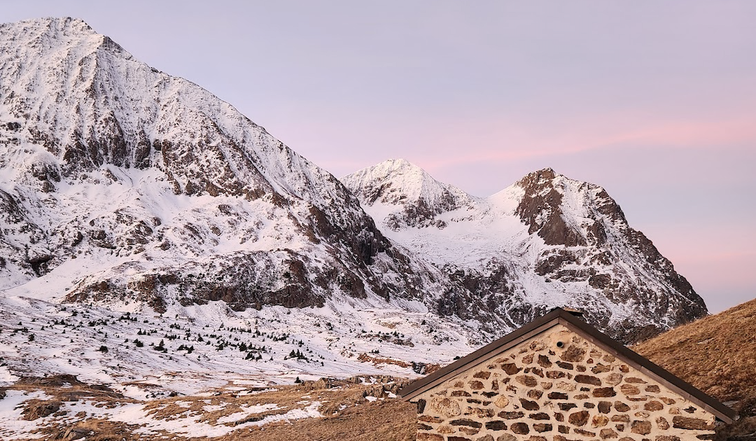 Montagnes enneigées avec maison en pierre