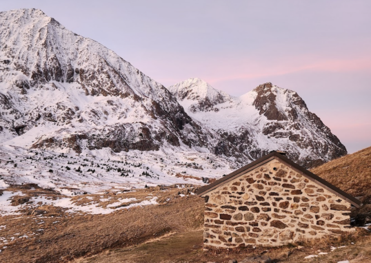 Montagnes enneigées avec maison en pierre