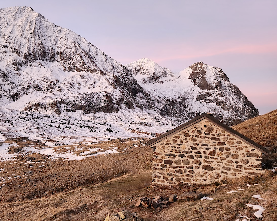 Montagnes enneigées avec maison en pierre