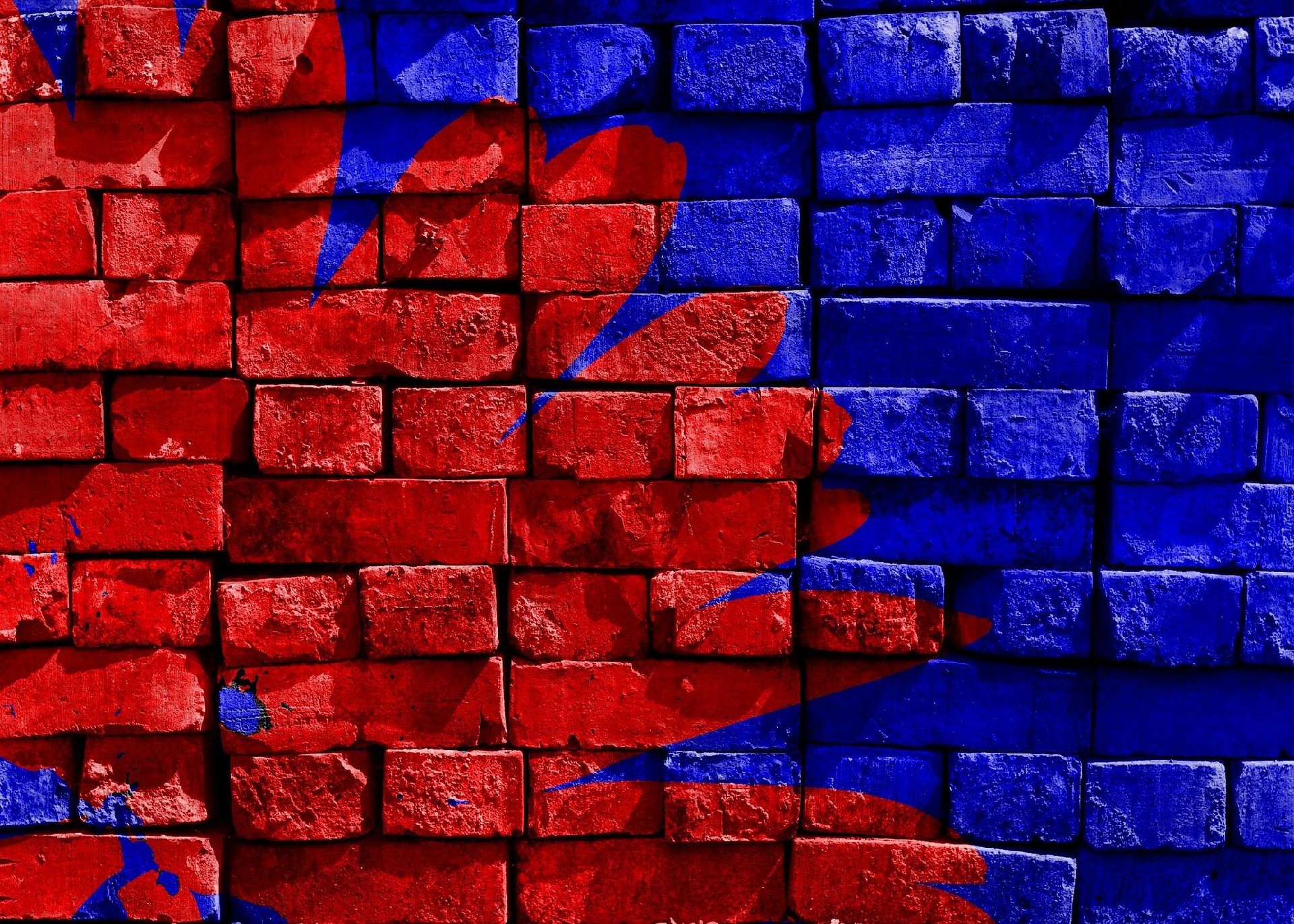 mur en brique peint en bleu. Rosace rouge dans l'angle de gauche.