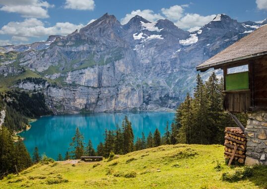 Vue d'un lac entouré de montagne.