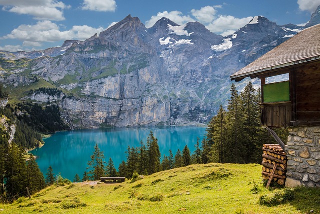 Vue d'un lac entouré de montagne.
