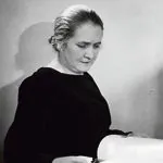 Marie Dormoy lisant un livre
