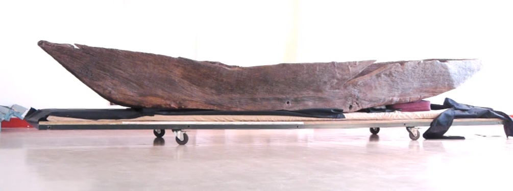 La pirogue médiévale retrouvée au fond du lac de Paladru conservée par le MALP