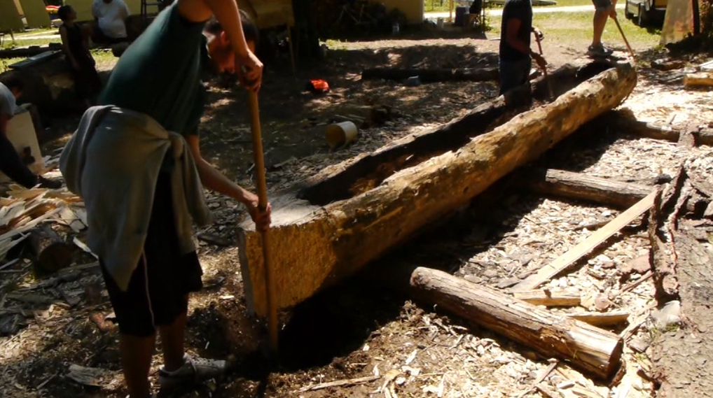 Fabrication d'une pirogue avec les même moyens que nos ancêtres du néolithique.