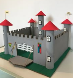 Image d'une création : château fort gris et rouge en carton
