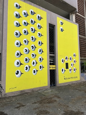 Deux panneaux  rectangulaires jaunes représentant des yeux sortis de leur orbite .30 sur le panneau de gauche et 11 sur le panneau de droite une inscription en bas du panneau de droite 32 barré 41 BILAN PROVISOIRE 