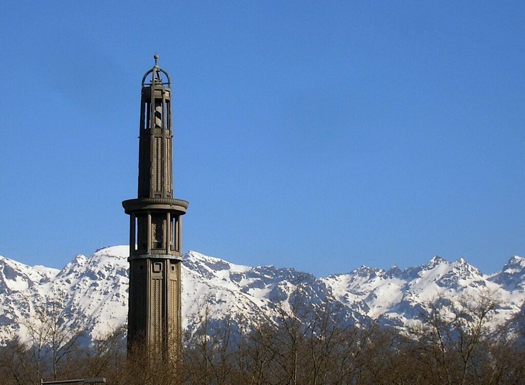 Haut de la Tour Perret sur fond de montagnes