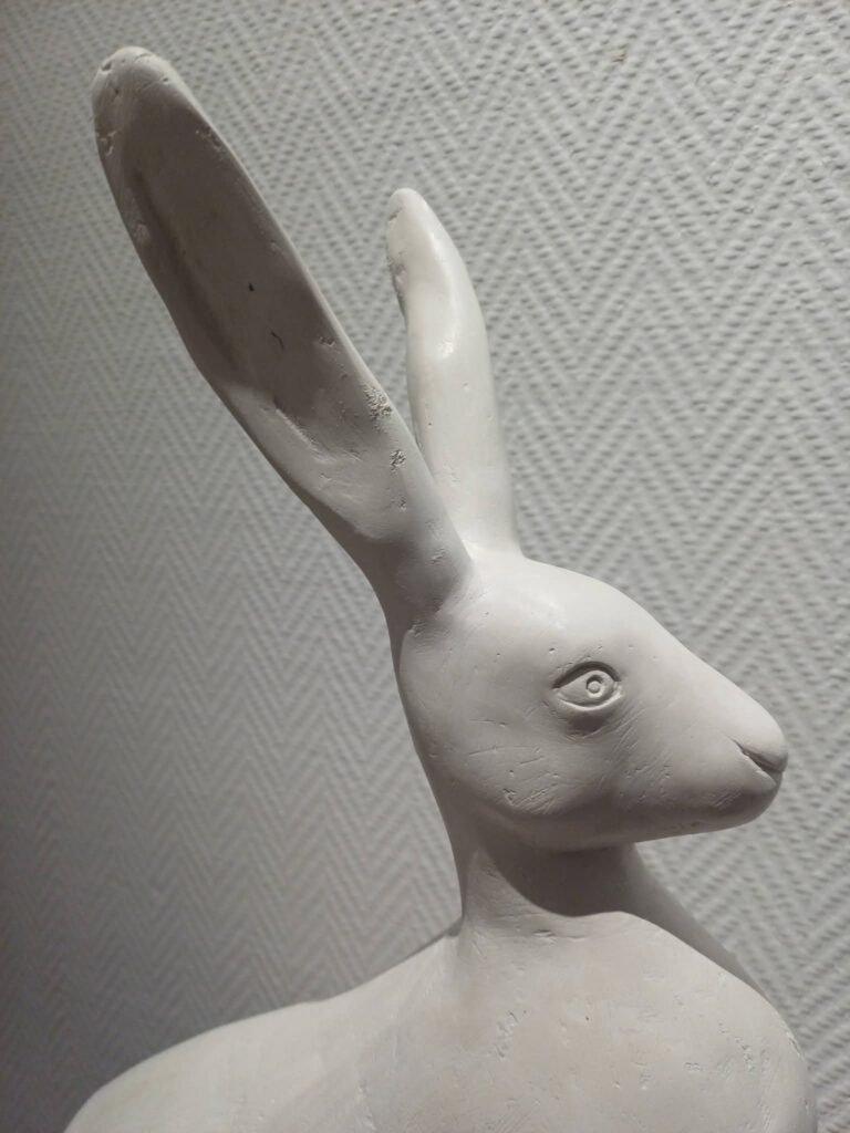 Tête de lièvre en argile blanche