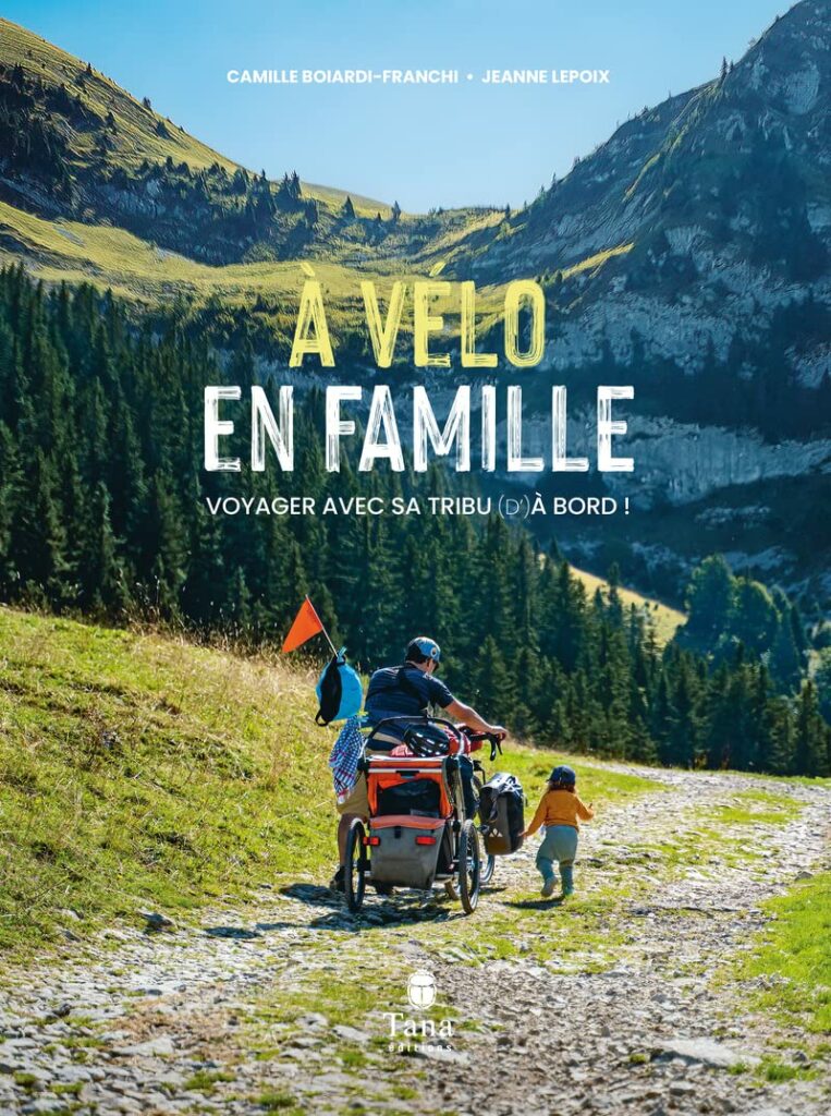 couverture livre "à vélo en famille" en couleurs avec cariole à vélo, un homme et un enfant