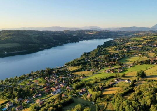 Lac de Paladru le soir en automne