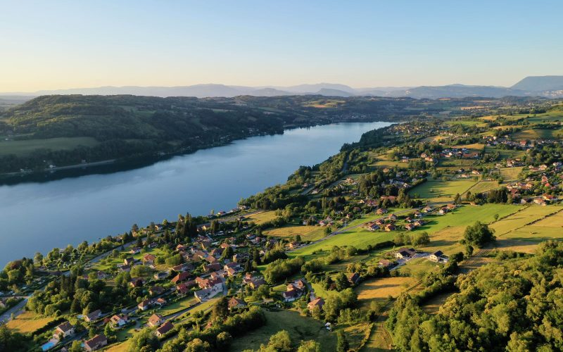 Lac de Paladru le soir en automne