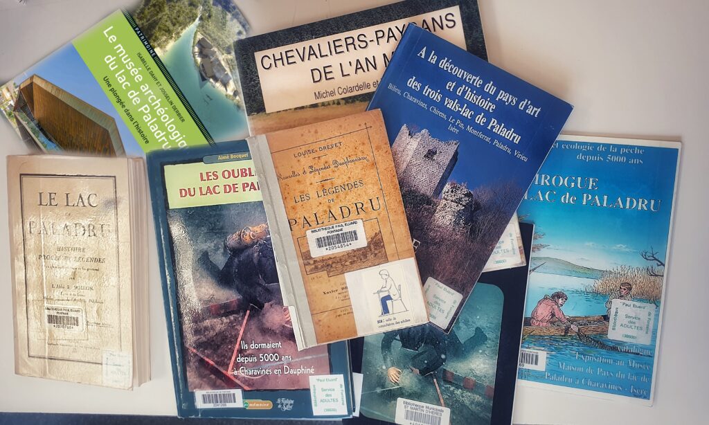 pile de livres sur le lac de Paladru en pile