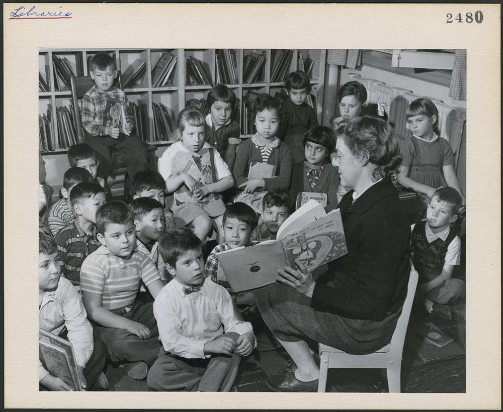 Adulte lisant à des enfants dans les années cinquante.