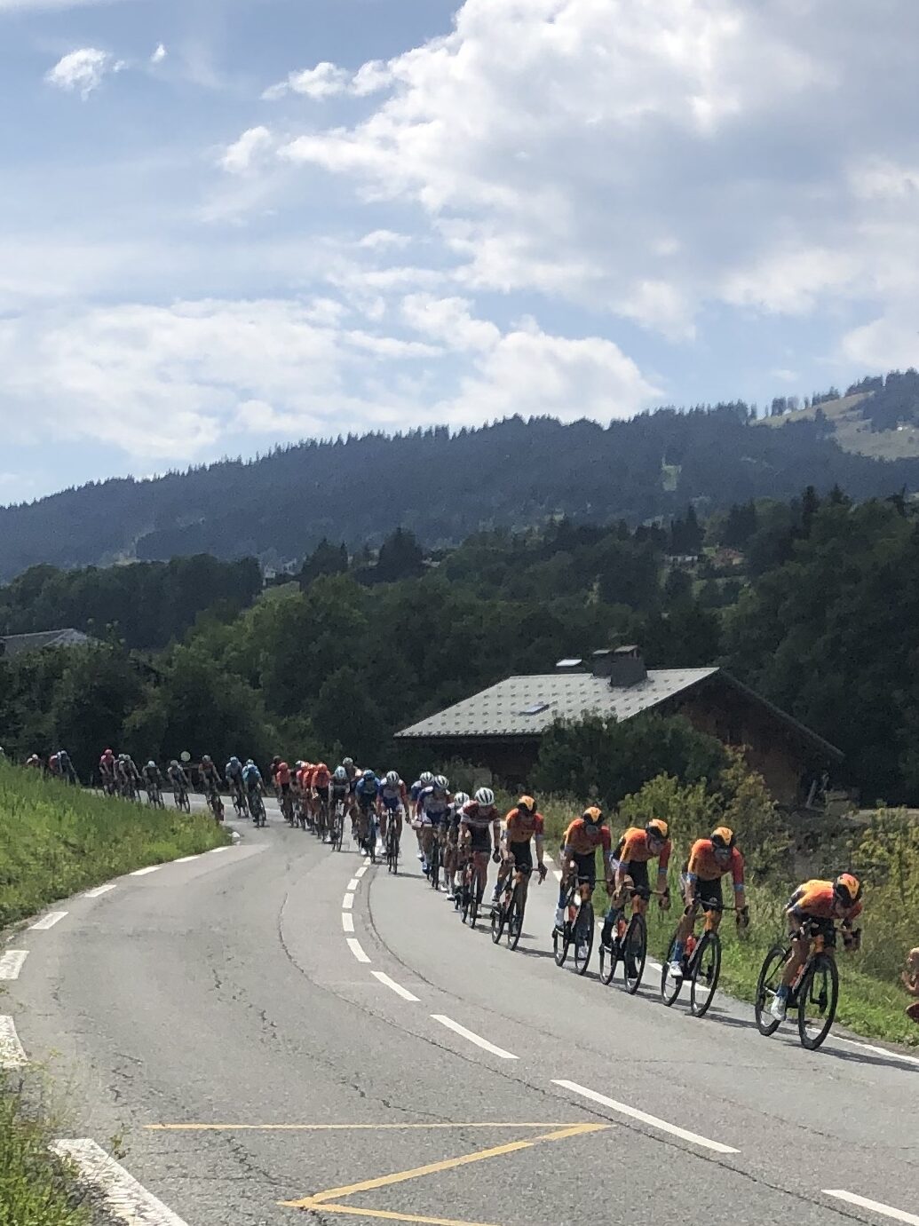 Peloton de coureurs cyclistes sur une route de montagne
