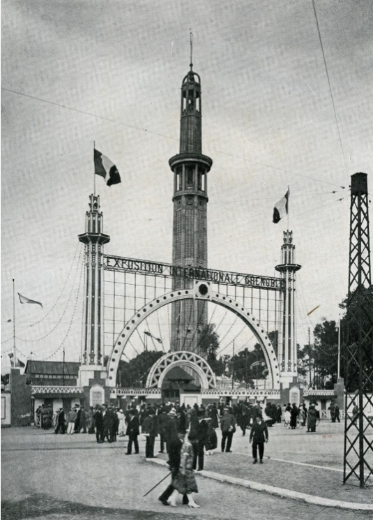 Photographie en noir et blanc de l'entrée de l'exposition universelle de 1925 avec la tour Perret en arrière-plan
