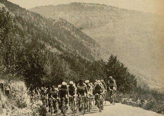 Photo en noir et blanc d'un peloton de cyclistes