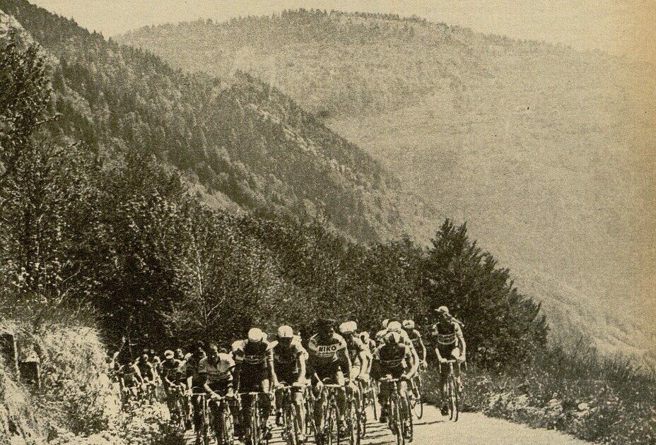 Photo en noir et blanc d'un peloton de cyclistes