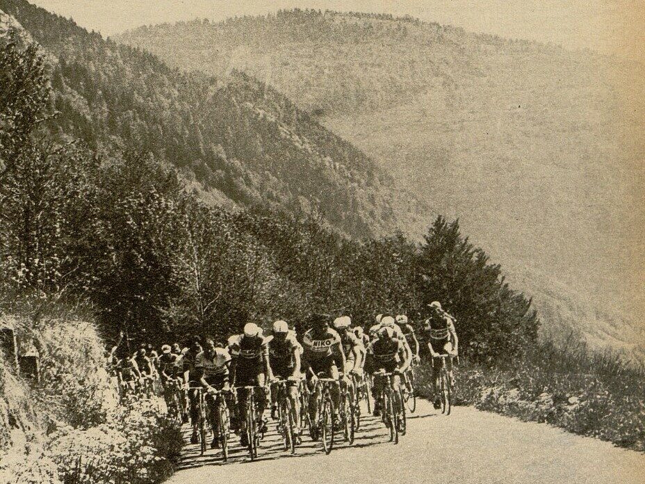 Photo en noir et blanc d'un peloton de cyclistes