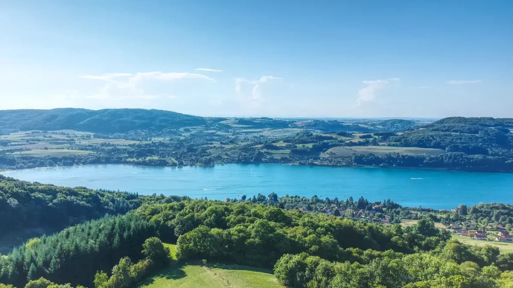 Photo du lac de Paladru depuis un drone